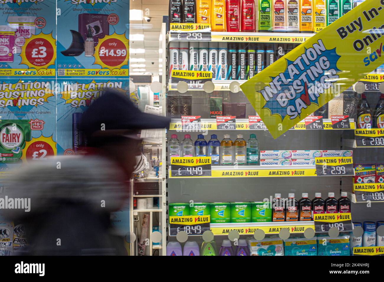 Londres, Reino Unido. Sept 29 2022 .Supermarket sign que ofrece a los clientes 'inflación que revienta ahorros. Foto de stock