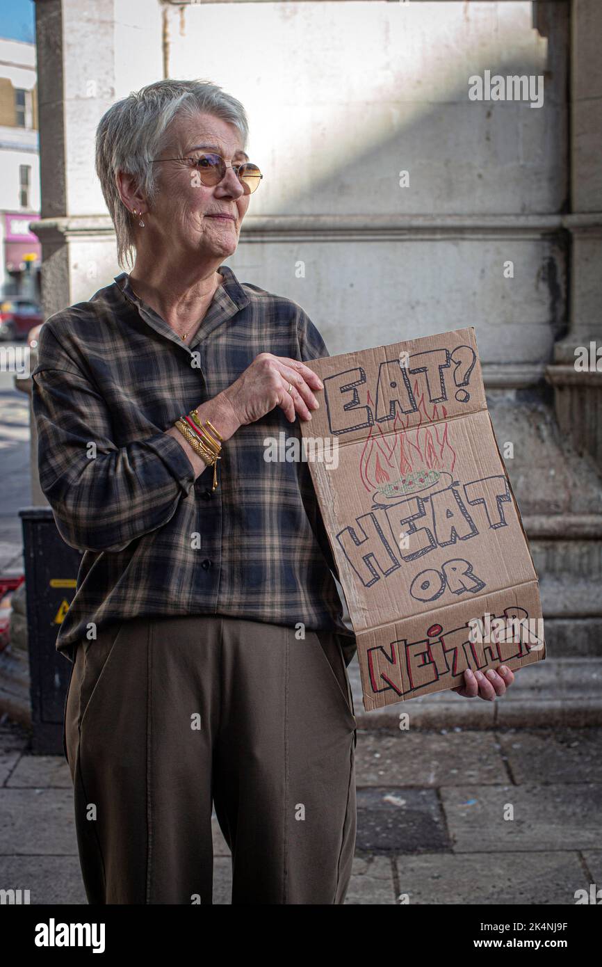 Londres, Reino Unido. 1st de octubre de 2022. Anne Williams, de Community Food project , con una pancarta Come Heat o ninguno de los dos, Lewisham , South London Foto de stock