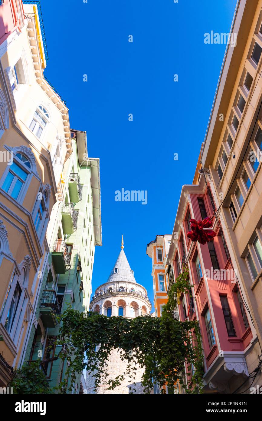 Viaje a Estambul foto de fondo. Edificios históricos y vista de la Torre Gálata desde la calle. Foto de stock