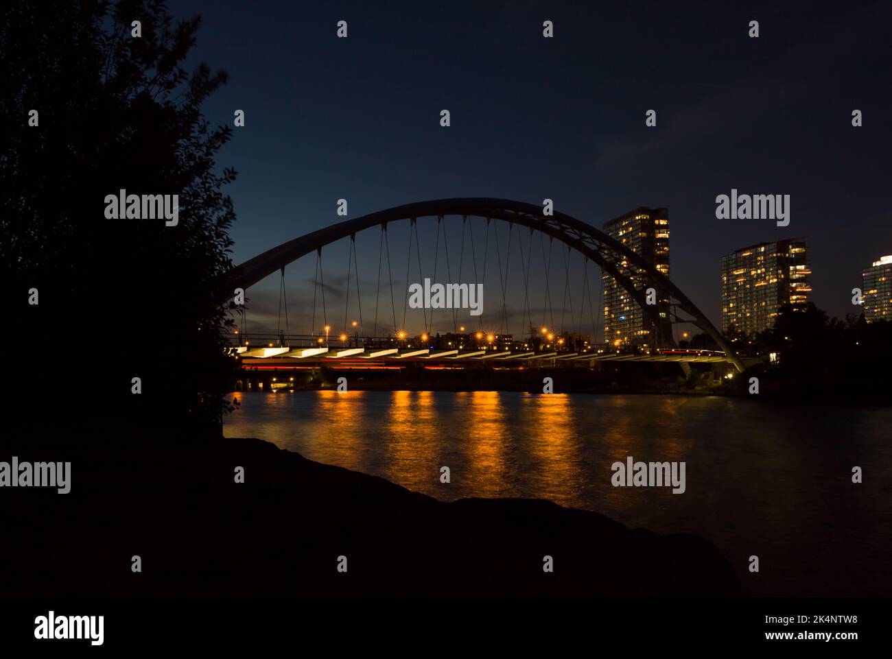 puente del puerto de la ciudad - luces nocturnas y reflexión sobre el agua Foto de stock