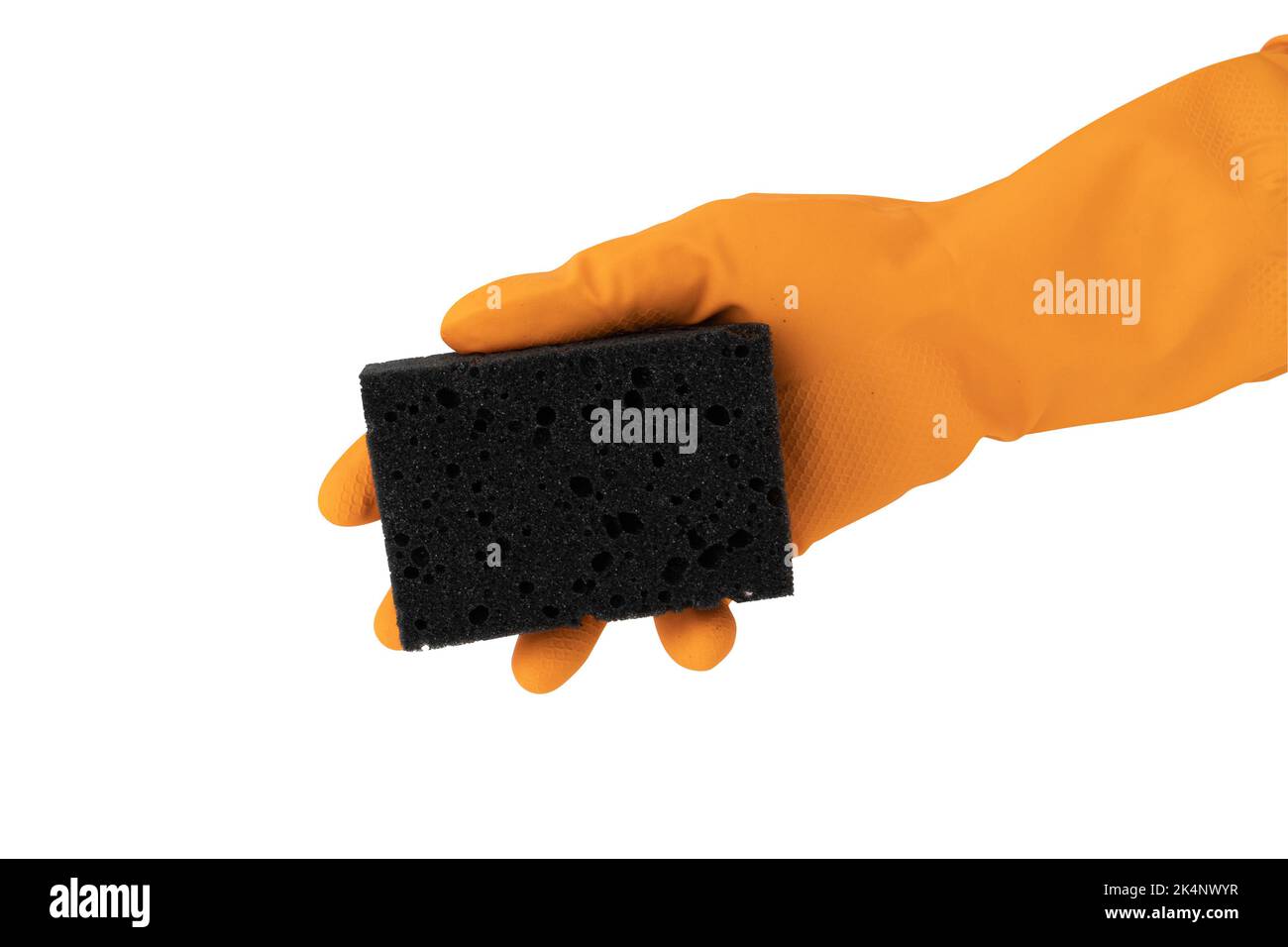 la mano en guante anaranjado sostiene la esponja para el deshwashing aislado sobre fondo blanco, copia de primer plano Foto de stock