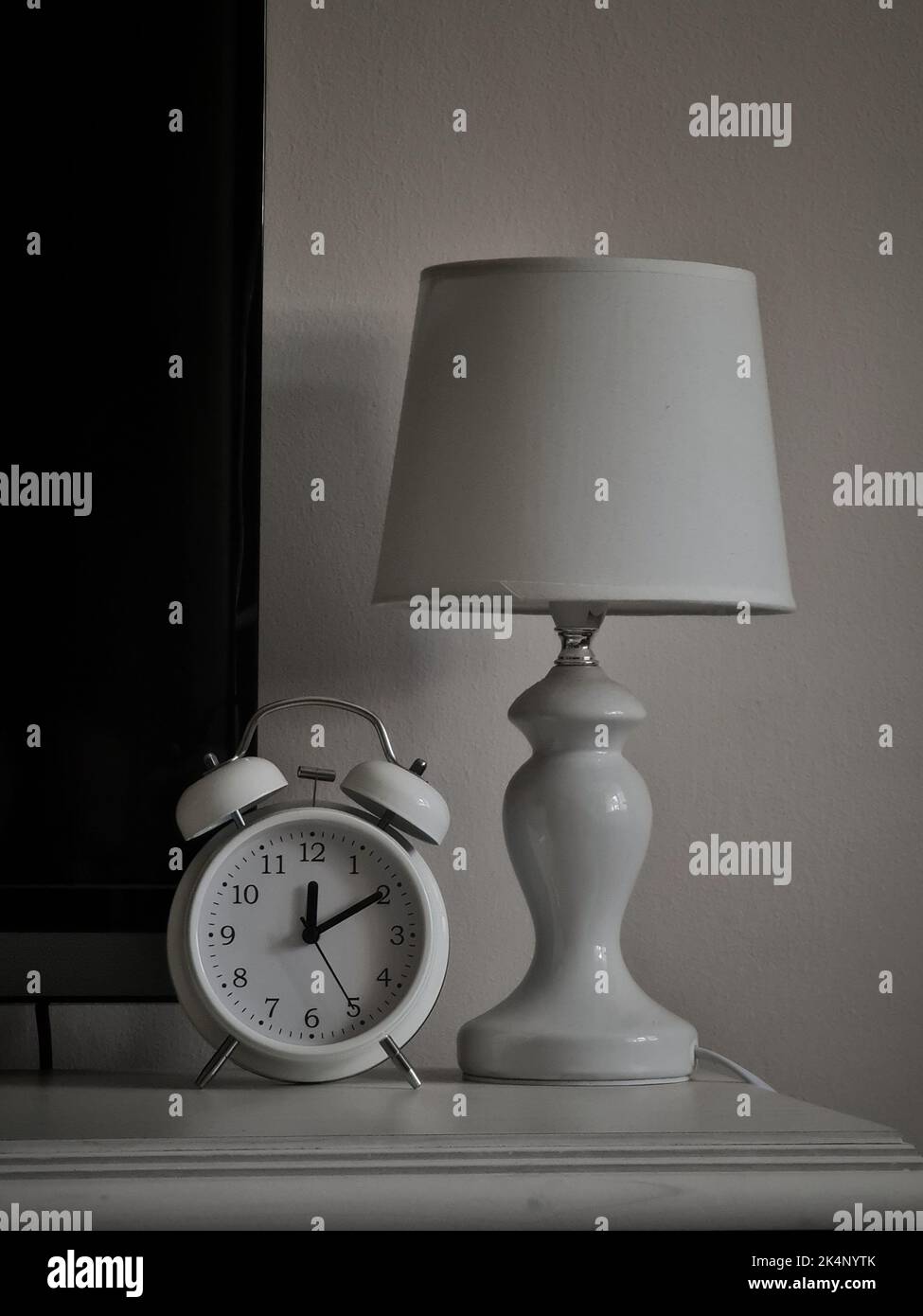 Una imagen vertical de la lámpara y alarma blanca minimalista Fotografía de  stock - Alamy