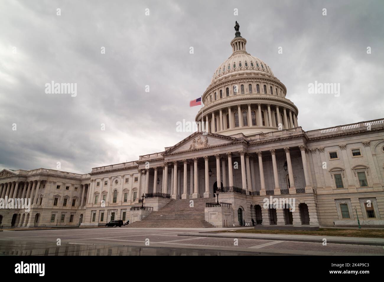 El lado este del edificio del Capitolio de los Estados Unidos en Washington, D.C., visto en una tarde de invierno. El cielo está lleno de nubes grises. Ninguna gente. Foto de stock