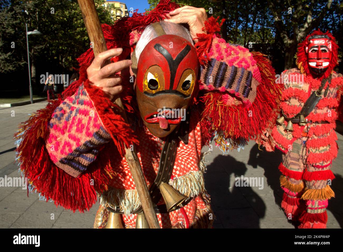 España. 1st de Oct de 2022. Las máscaras llenan las calles de Zamora con un desfile de más de 450 miembros de España y Portugal y más de 33 mascaradas, entre ellas comediantes de Los Sidros y asturianos. (Imagen de crédito: © Mercedes Menéndez/Pacific Press a través DE ZUMA Press Wire) Foto de stock