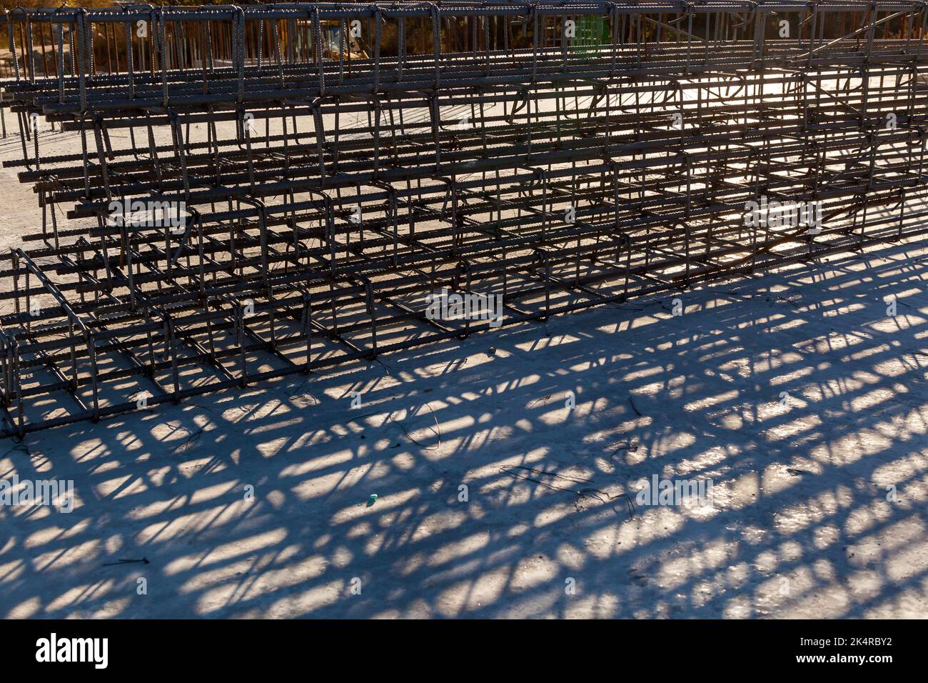 Accesorios de construcción en el lugar de construcción. Estructura de barras de hormigón reforzado de acero para hormigón. Sitio de construcción de edificios de varios pisos Foto de stock