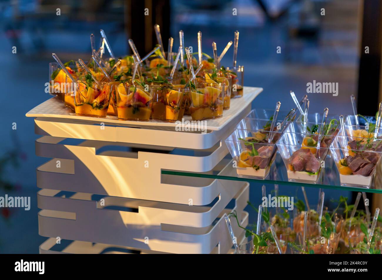 Servicio de Catering .apetitosos bocadillos en la placa de plástico se pega rangeSandwiches en una tabla del buffet. carne, pescado, hortalizas de canapés en una festiva wedd Foto de stock