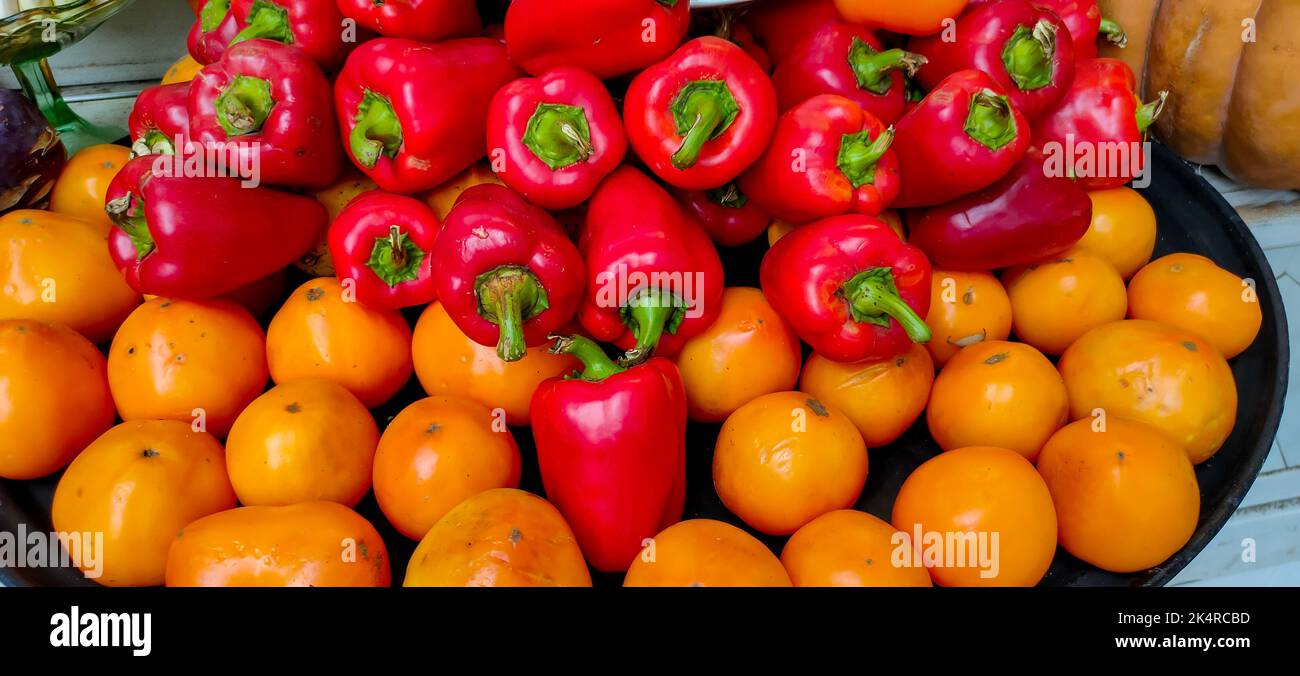 verduras, tomates y pimientos rojos en los estantes Foto de stock