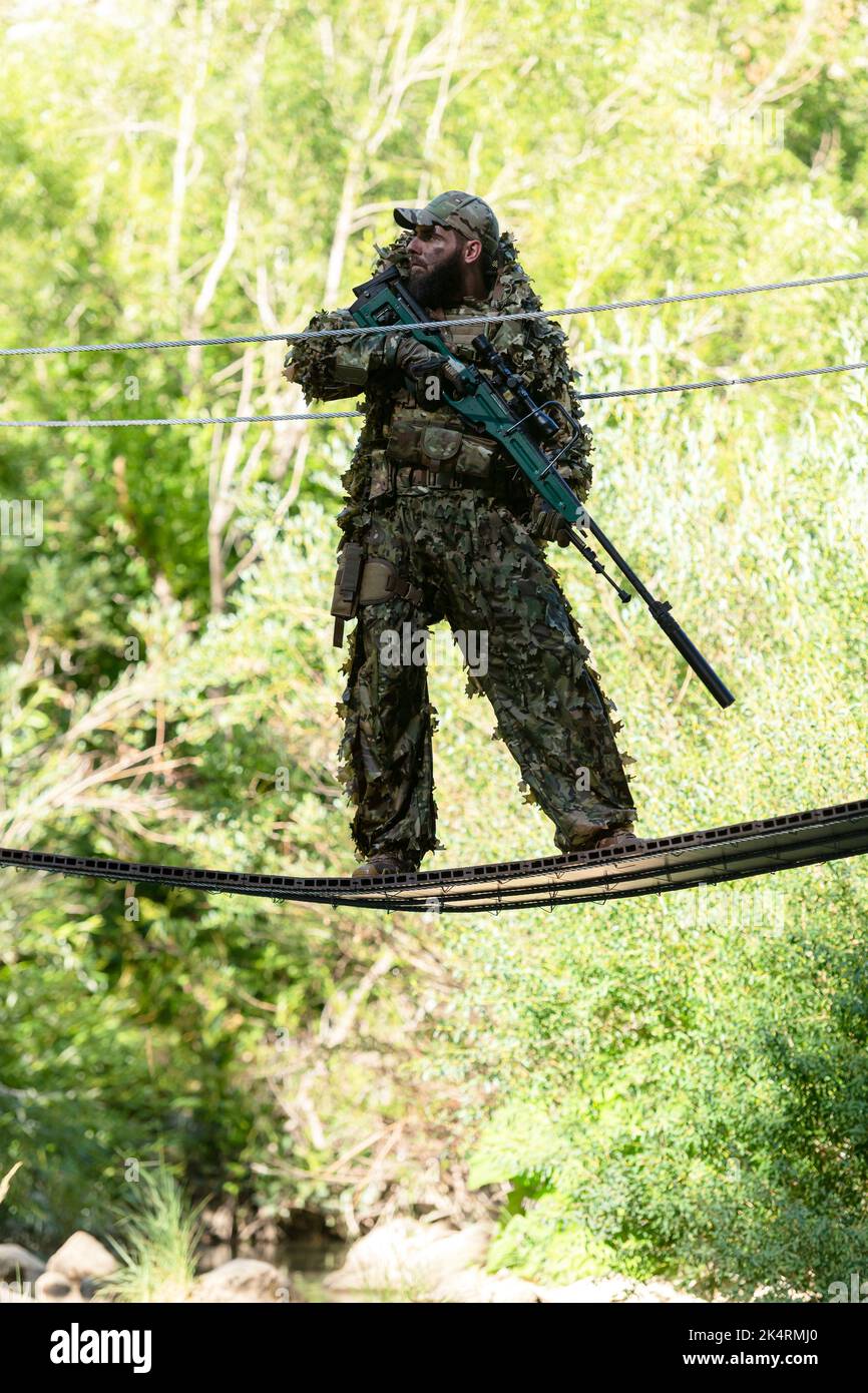 un militar hombre o airsoft jugador en un camuflaje traje furtivo