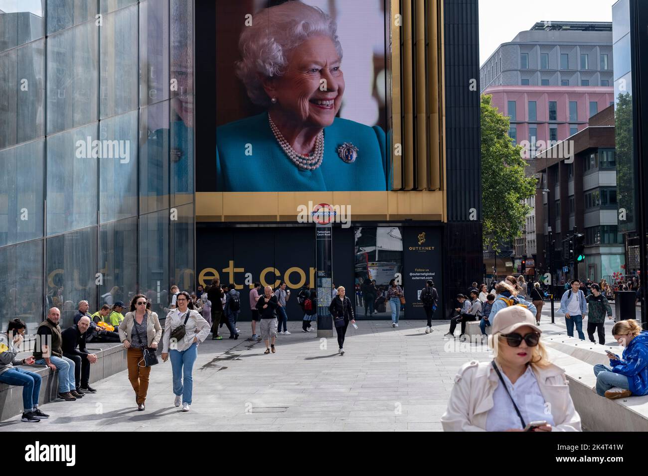 La gente interactúa con una imagen de la Reina, exhibida en pantallas digitales a gran escala en el edificio Outernet el día siguiente a la muerte de la Reina Isabel II el 9th de septiembre de 2022 en Londres, Reino Unido. La Reina, que tenía 96 años, reinó como monarca del Reino Unido y de la Commonwealth durante 70 años. Foto de stock