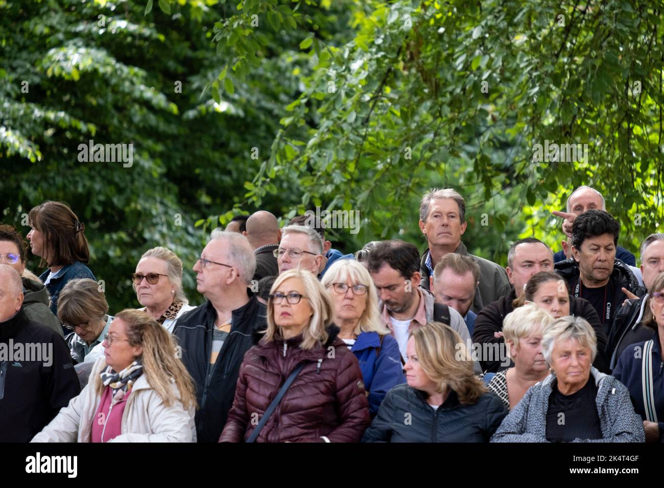 Las multitudes se reúnen antes de la procesión del ataúd que lleva a la Reina Isabel II mientras pasa del Palacio de Buckingham al Salón de Westminster para acostarse en el estado el 14th de septiembre de 2022 en Londres, Reino Unido. Foto de stock