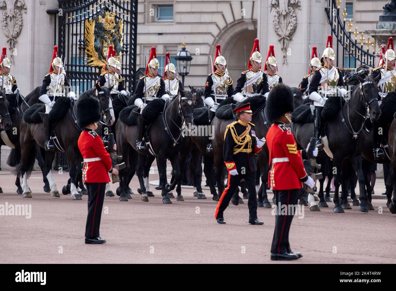 Blues y Royals durante la procesión que pasa por el Palacio de Buckingham en el Funeral Estatal de la Reina Isabel II el 19th de septiembre de 2022 en Londres, Reino Unido. 11 días después de que se anunciara que la Reina había fallecido, cientos de miles de personas se reunieron en el centro de Londres para presenciar la procesión fúnebre. Foto de stock