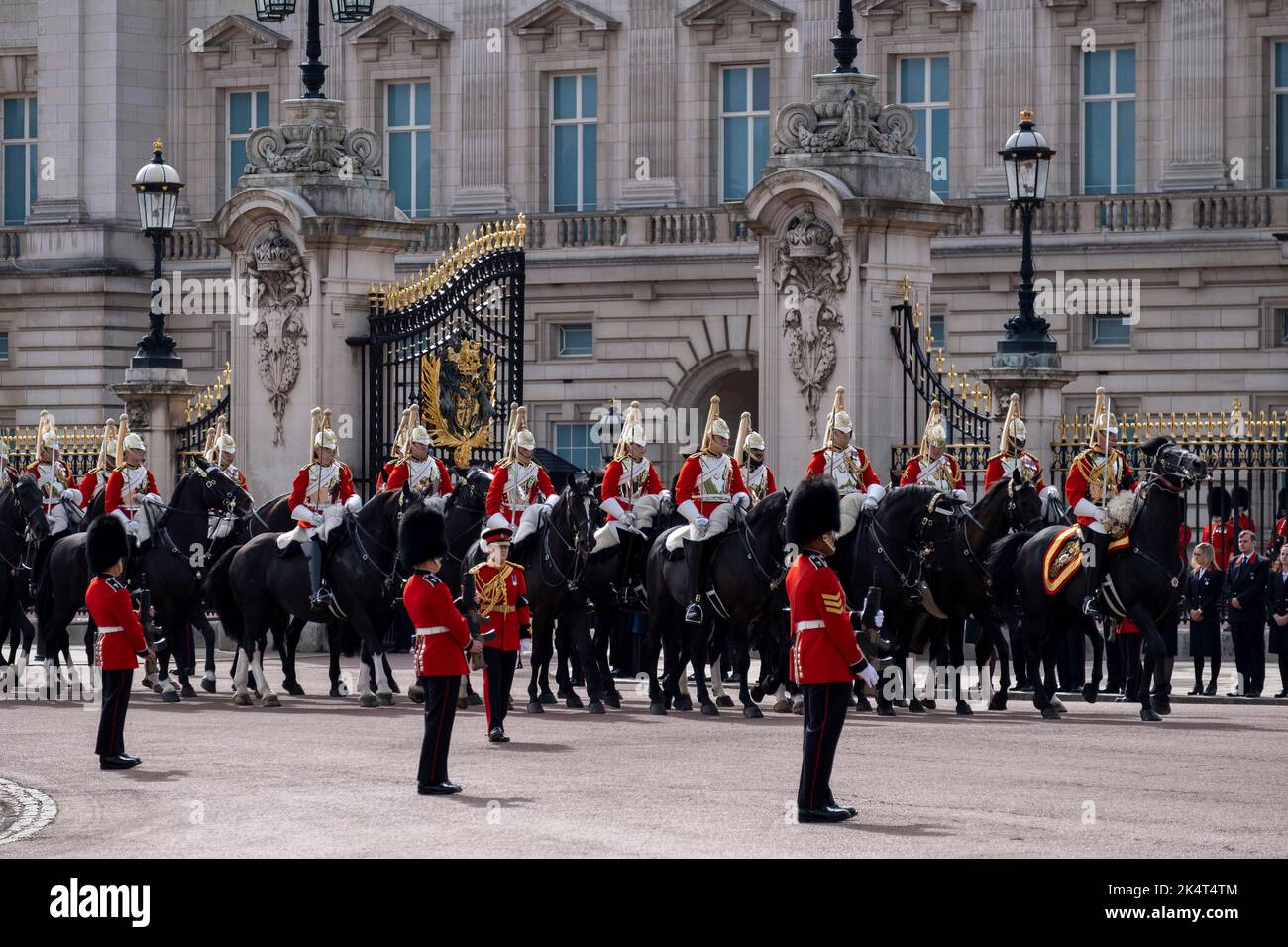 Salvavidas durante la procesión que pasa por el Palacio de Buckingham en el Funeral Estatal de la Reina Isabel II el 19th de septiembre de 2022 en Londres, Reino Unido. 11 días después de que se anunciara que la Reina había fallecido, cientos de miles de personas se reunieron en el centro de Londres para presenciar la procesión fúnebre. Foto de stock