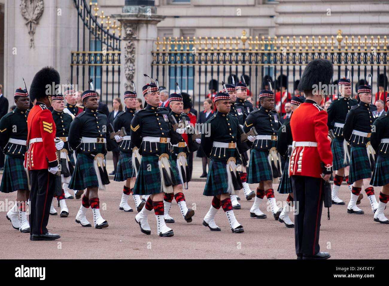 Miembros del Real Regimiento de Escocia durante la procesión que tuvo lugar frente al Palacio de Buckingham en el Funeral Estatal de la Reina Isabel II el 19th de septiembre de 2022 en Londres, Reino Unido. 11 días después de que se anunciara que la Reina había fallecido, cientos de miles de personas se reunieron en el centro de Londres para presenciar la procesión fúnebre. Foto de stock