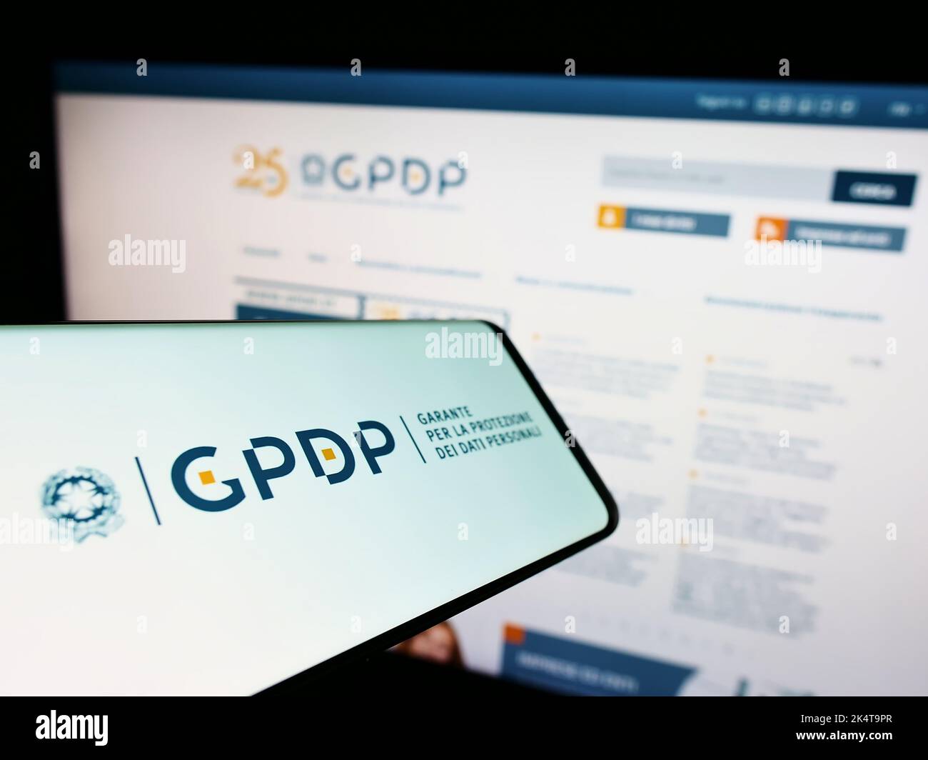 Smartphone con el logotipo de la autoridad italiana de protección de datos (GPDP) en la pantalla delante del sitio web. Enfoque en la parte central derecha de la pantalla del teléfono. Foto de stock