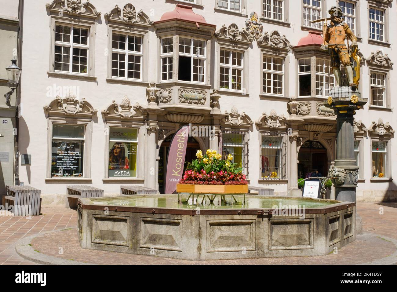 Figura de Guillermo Tell en el Tellenbrunnen, Ciudad Vieja, Schaffhausen, Cantón Schaffhausen, Suiza, Europa Foto de stock