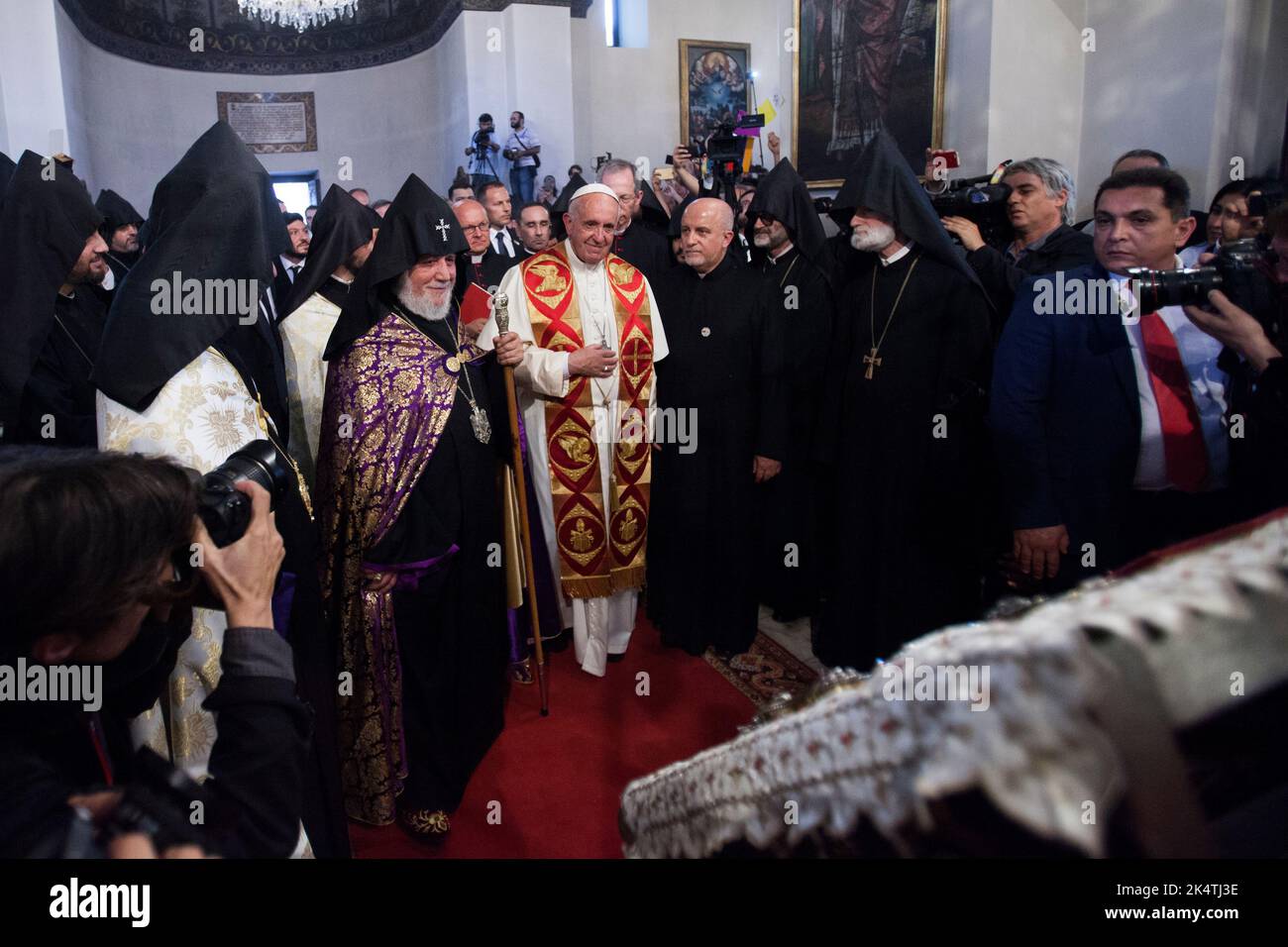El Papa Francisco en el centro espiritual de todos los armenios de la Santa Sede Etchmiadzin en Armenia Foto de stock