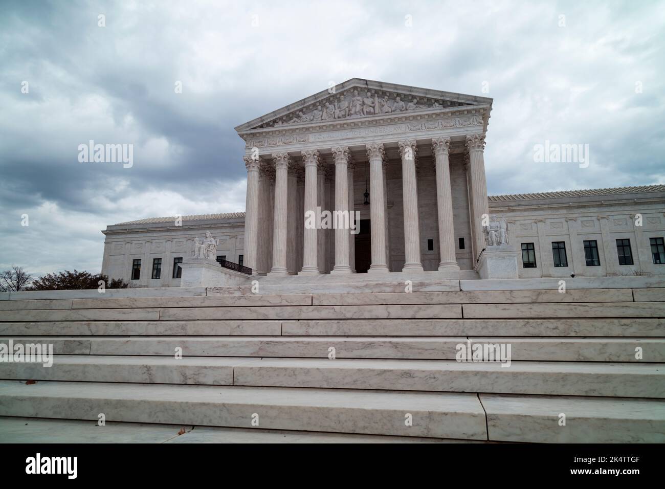 El edificio del Tribunal Supremo de los Estados Unidos en Washington, DC, se ve desde la entrada oeste en un día gris y nublado de invierno. No se ve a nadie. Foto de stock