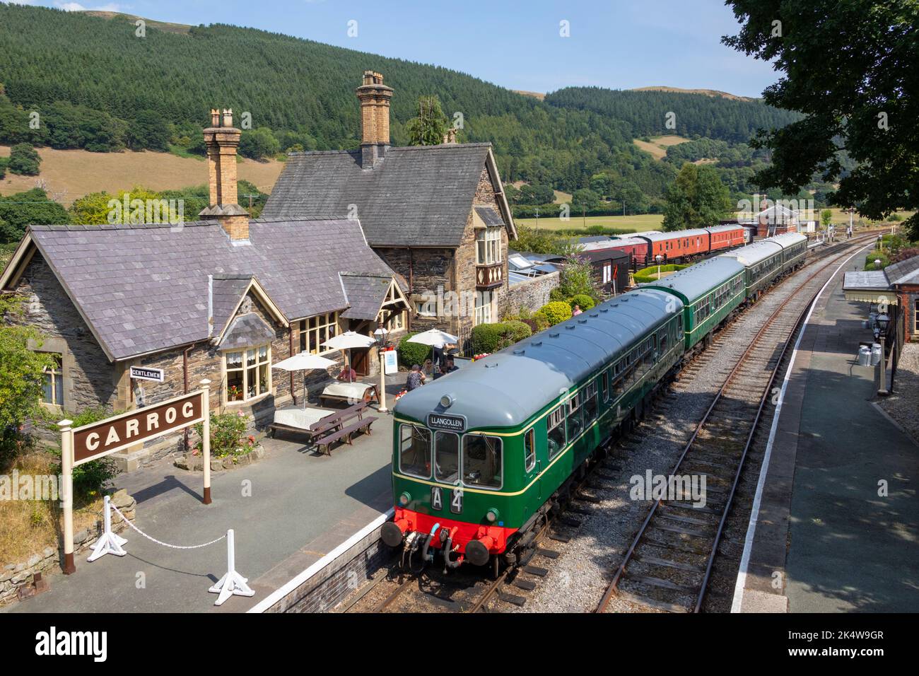 El tren Llangollen a Carrog Heritage en la estación de Carrog. Denbighshire, Gales del Norte. Foto de stock