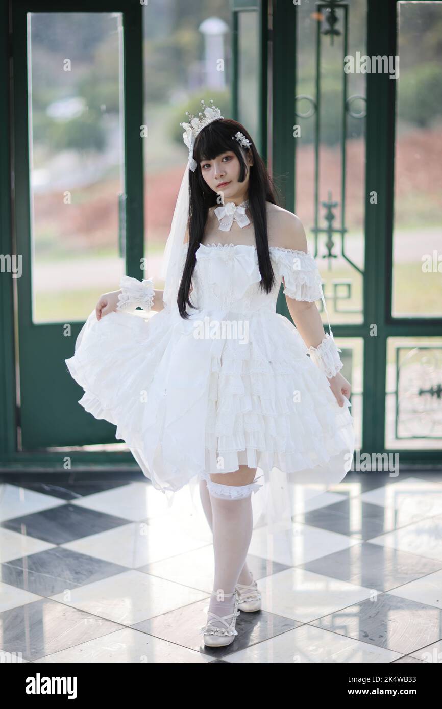 Hermosa mujer joven con vestido blanco lolita con la moda japonesa de  jardín europeo Fotografía de stock - Alamy
