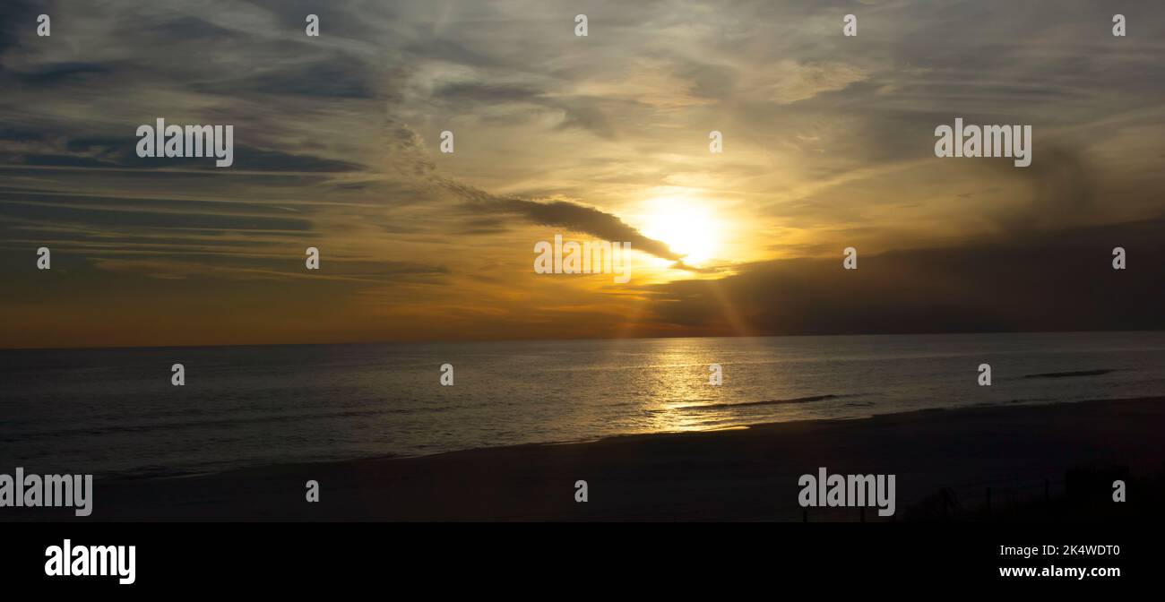 Puesta de sol sobre el horizonte del Golfo de México en la panhandle de Florida, Foto de stock