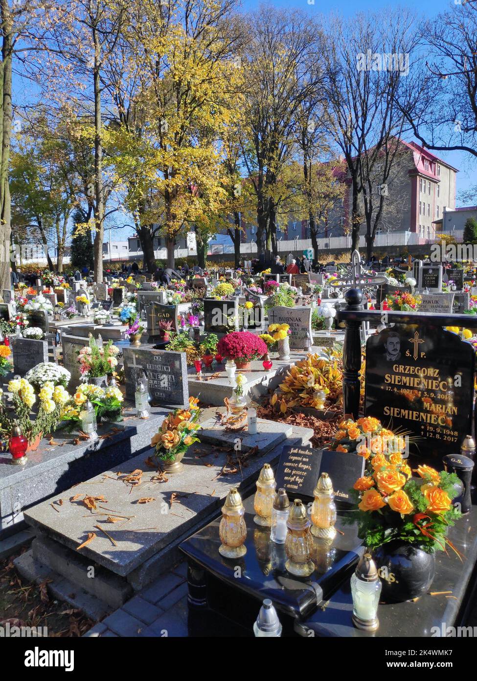 BYTOM, POLONIA - 1 DE NOVIEMBRE de 2021: Vista otoñal de tumbas y velas en un cementerio durante la semana anterior al Día de Todos los Santos (Wszystkich Swietych) en Polonia. Foto de stock