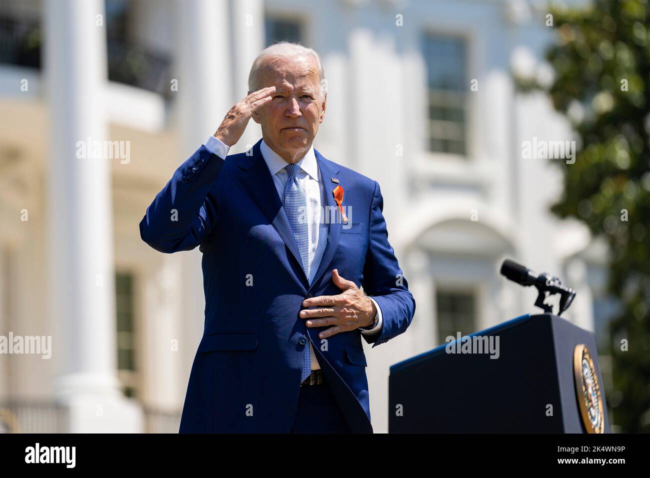 Washington, Estados Unidos. 11 de julio de 2022. El presidente de los Estados Unidos, Joe Biden, saluda durante un evento para celebrar la aprobación de la Ley bipartidista de Comunidades Seguras, en el South Lawn de la Casa Blanca, el 11 de julio de 2022, en Washington, D.C. Estados Unidos. 11 de julio de 2022. Foto de stock