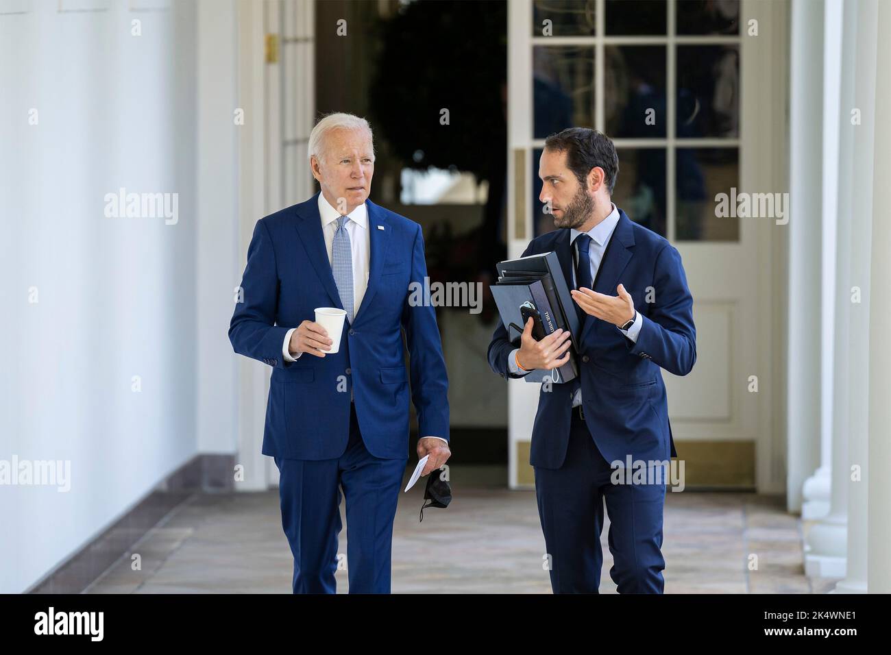 Washington, Estados Unidos. 11 de julio de 2022. El presidente estadounidense Joe Biden, camina con su ayudante personal Stephen Goepfert a lo largo de la Colonnade Occidental de la Casa Blanca, 11 de julio de 2022, en Washington, D.C. Estados Unidos. 11 de julio de 2022. Foto de stock