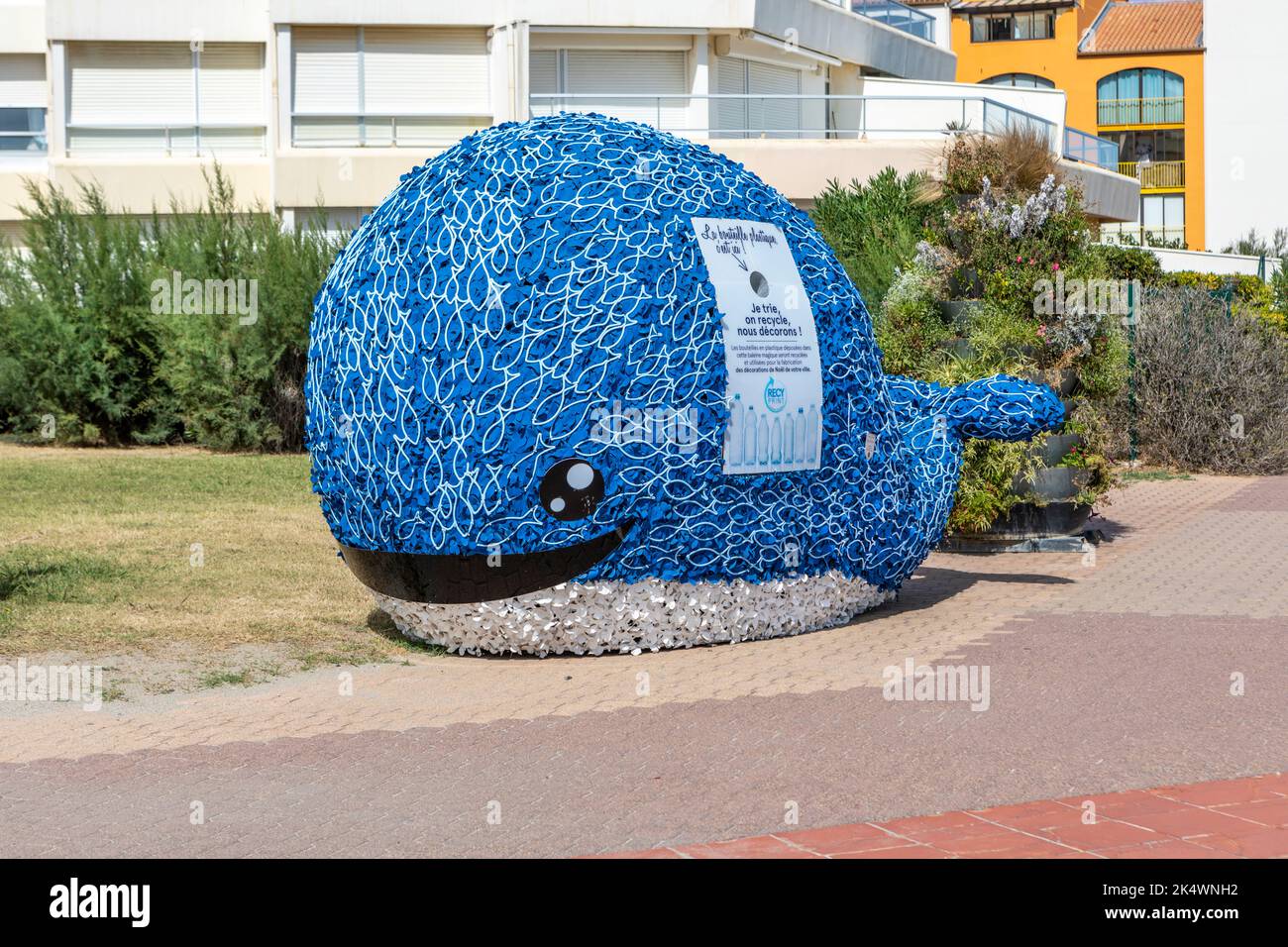 Una ballena azul para reciclar botellas de plástico en todos. Des Arts, Le Barcares, Francia Foto de stock