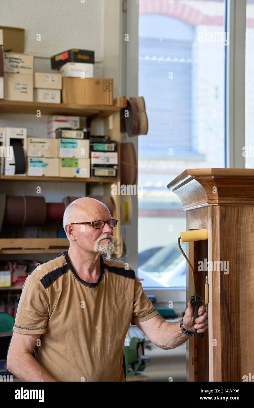 Antiguos aceites de carpintero Un gabinete barroco de nogal en su taller. Russikon, Suiza Foto de stock