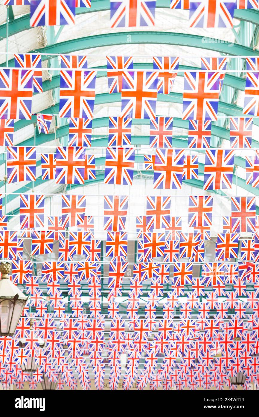 Las decoraciones de la bandera de la Unión se ven en Covent Garden, Londres, antes de las celebraciones del Jubileo de Platino. Foto de stock