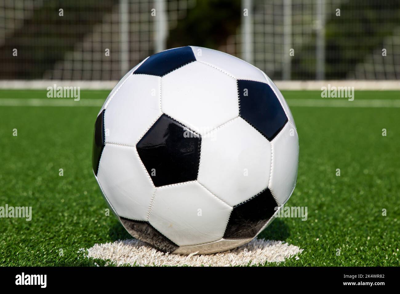 Imagen de símbolo: Fútbol en un campo de fútbol vacío Foto de stock