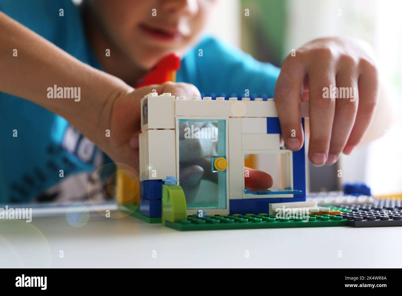 Boy construye una casa con bloques de construcción (Modelo lanzado) Foto de stock