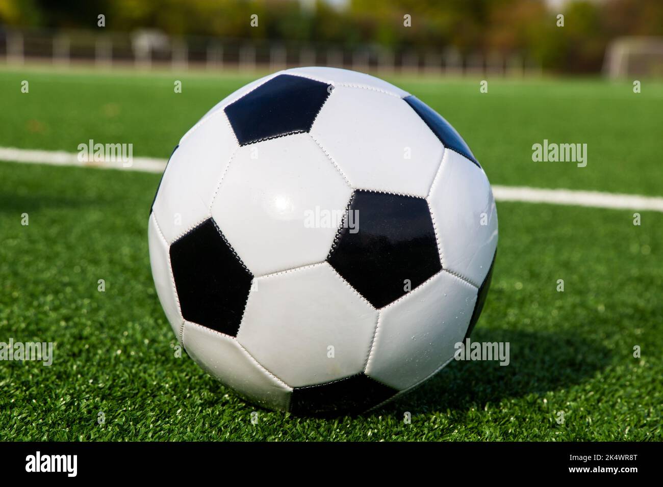 Imagen de símbolo: Fútbol en un campo de fútbol vacío Foto de stock