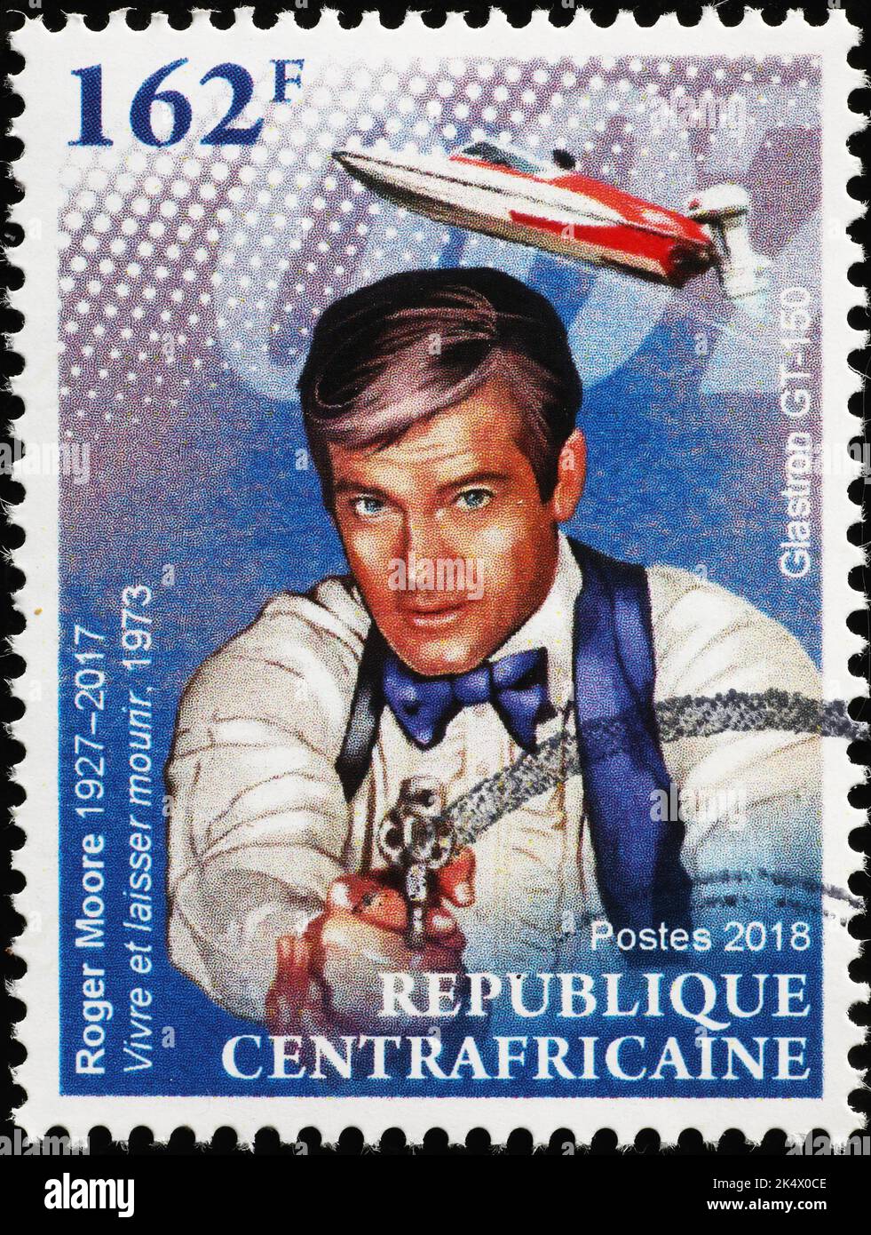 Roger Moore como James Bond en el sello de correos africano Foto de stock