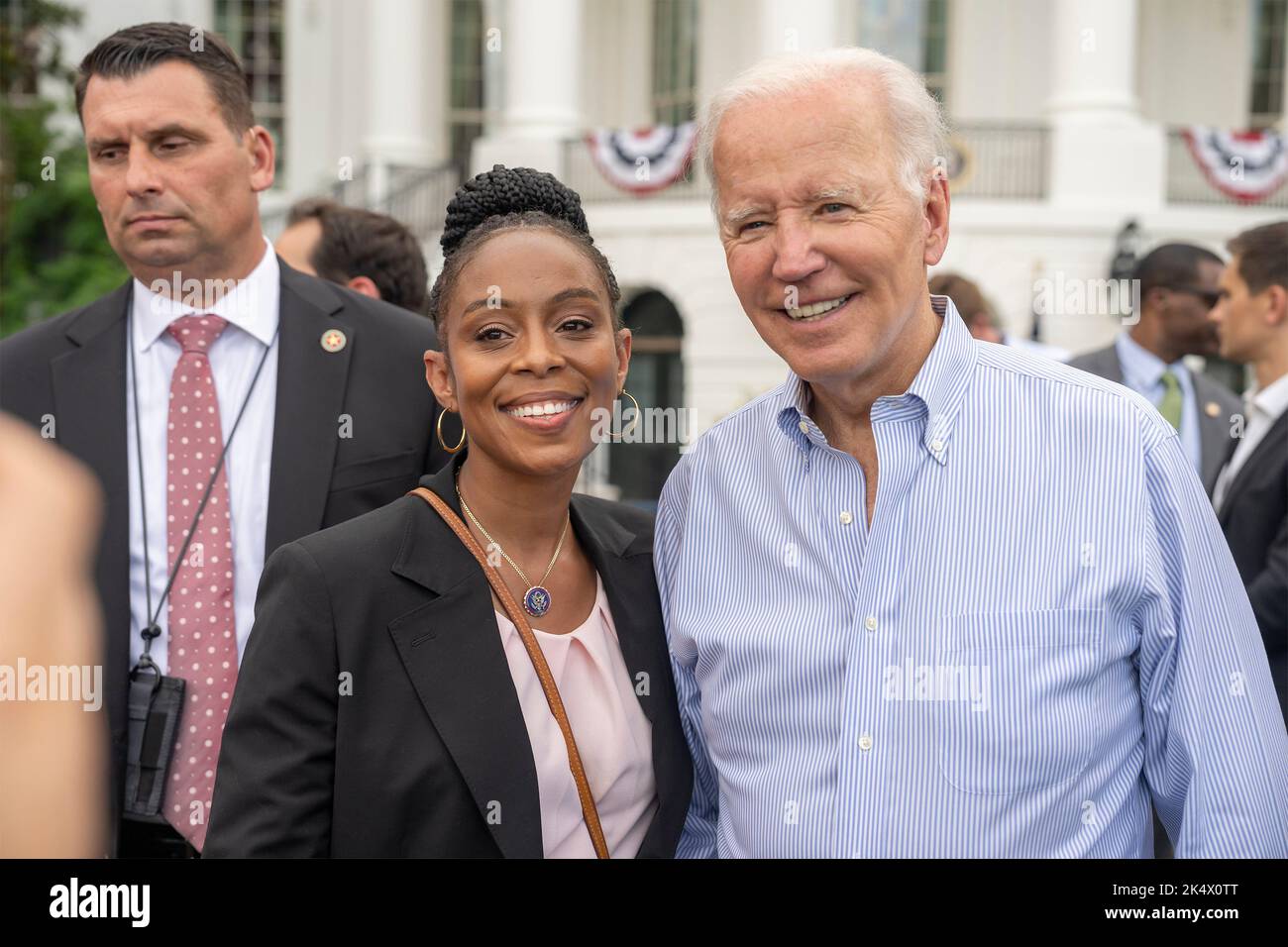Washington, Estados Unidos. 12 de julio de 2022. El presidente estadounidense Joe Biden realiza un selfie con invitados en el picnic del Congreso en el South Lawn de la Casa Blanca, 12 de julio de 2022, en Washington, D.C., Crédito: Adam Schultz/White House Photo/Alamy Live News Foto de stock