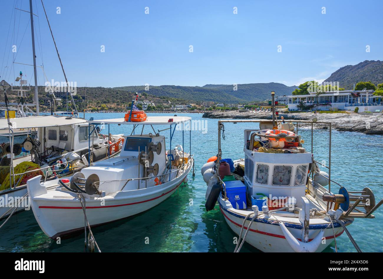 Barcos en el puerto de Agia Marina, Aegina, Islas Sarónicas, Grecia Foto de stock
