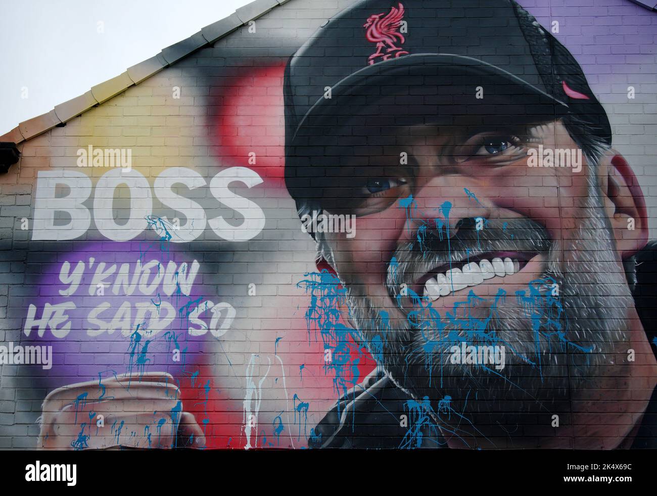 Un mural del gerente de Liverpool Jurgen Klopp Liverpool que ha sido desfigurado. Fecha de la foto: Martes 4 de octubre de 2022. Foto de stock