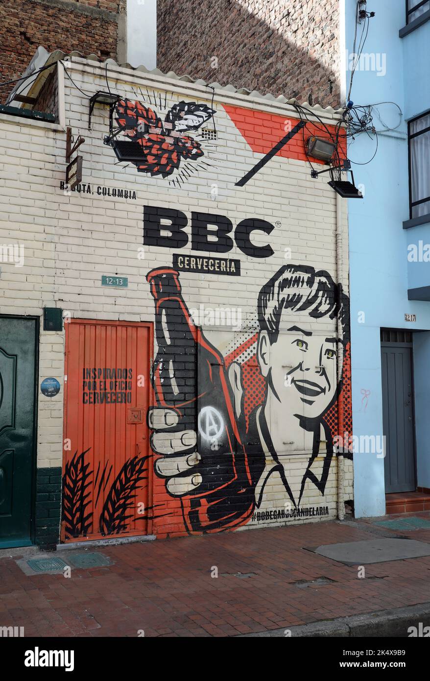 Bogota Beer Company arte callejero en Colombia Foto de stock