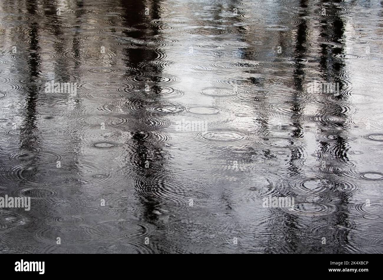 Rainpattern en el estanque de la caldera Foto de stock
