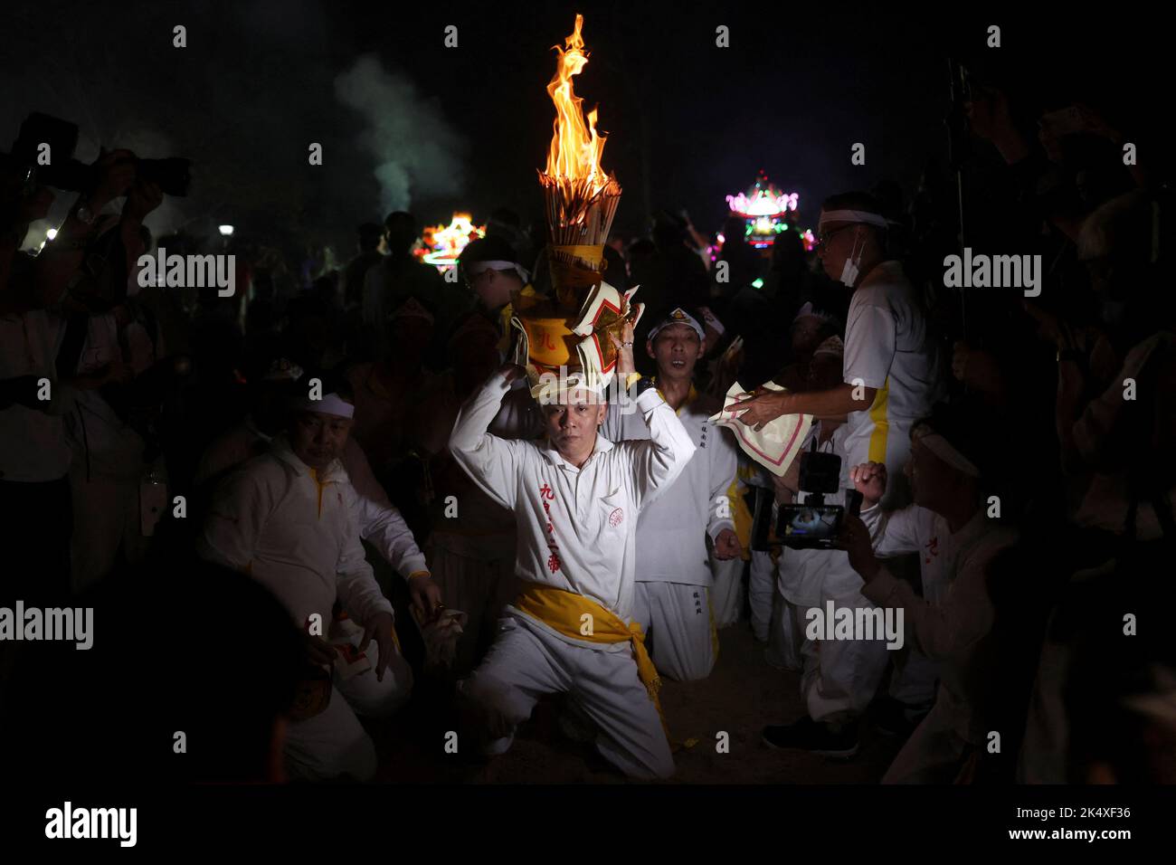 Los devotos participan en un ritual para enviar a los dioses al mar durante el último día del festival Taoísta de los Nueve Dioses Emperadores en Singapur, el 4 de octubre de 2022. REUTERS/Edgar Su Foto de stock