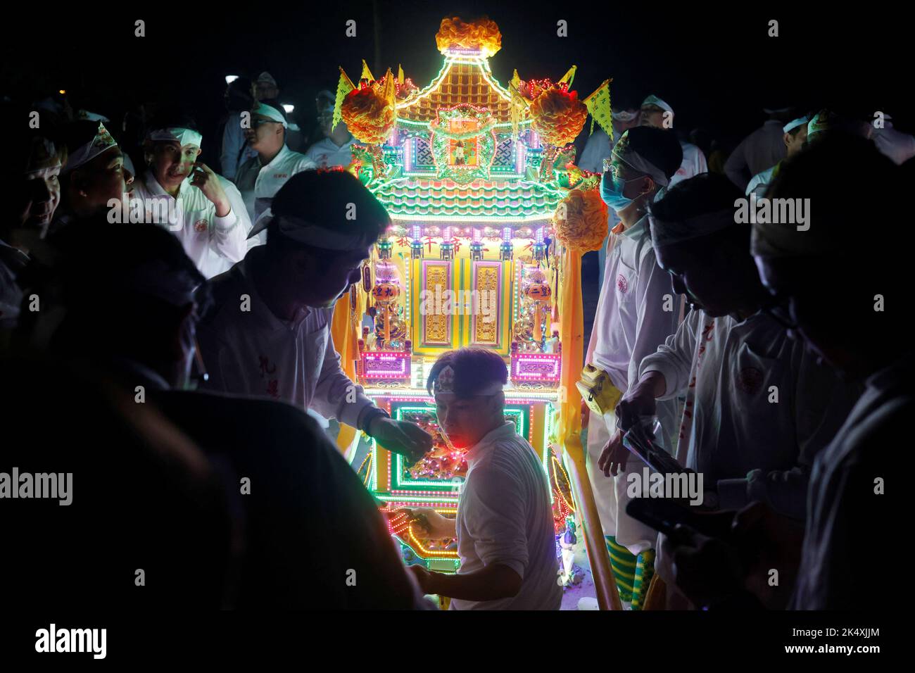 Los devotos que llevan un carro participan en un ritual para enviar a los dioses al mar durante el último día del festival Taoísta de los Nueve Dioses Emperadores en Singapur, el 4 de octubre de 2022. REUTERS/Edgar Su Foto de stock