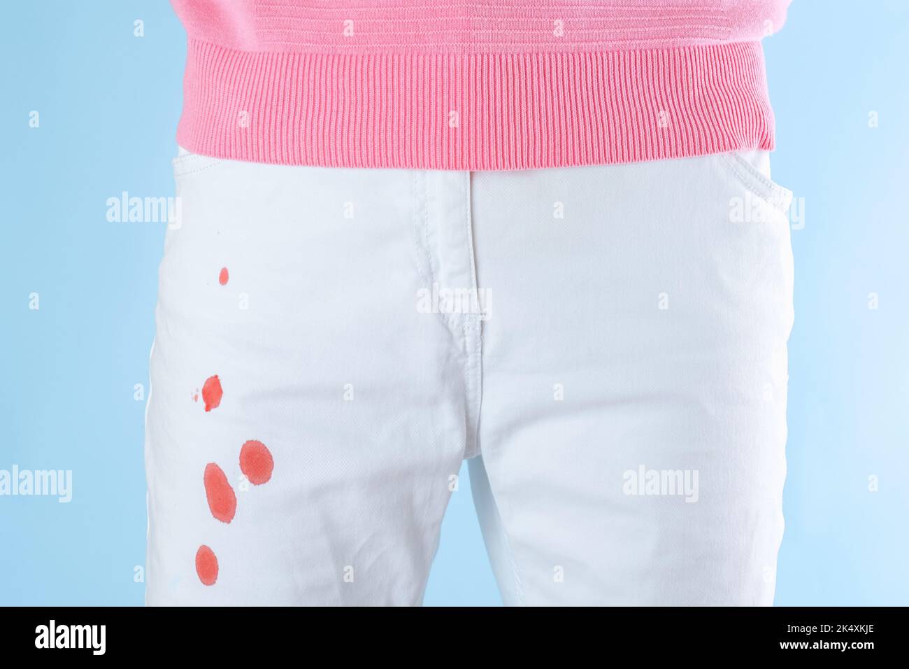 manchas de sangre en la ropa y quitamanchas Fotografía de stock - Alamy