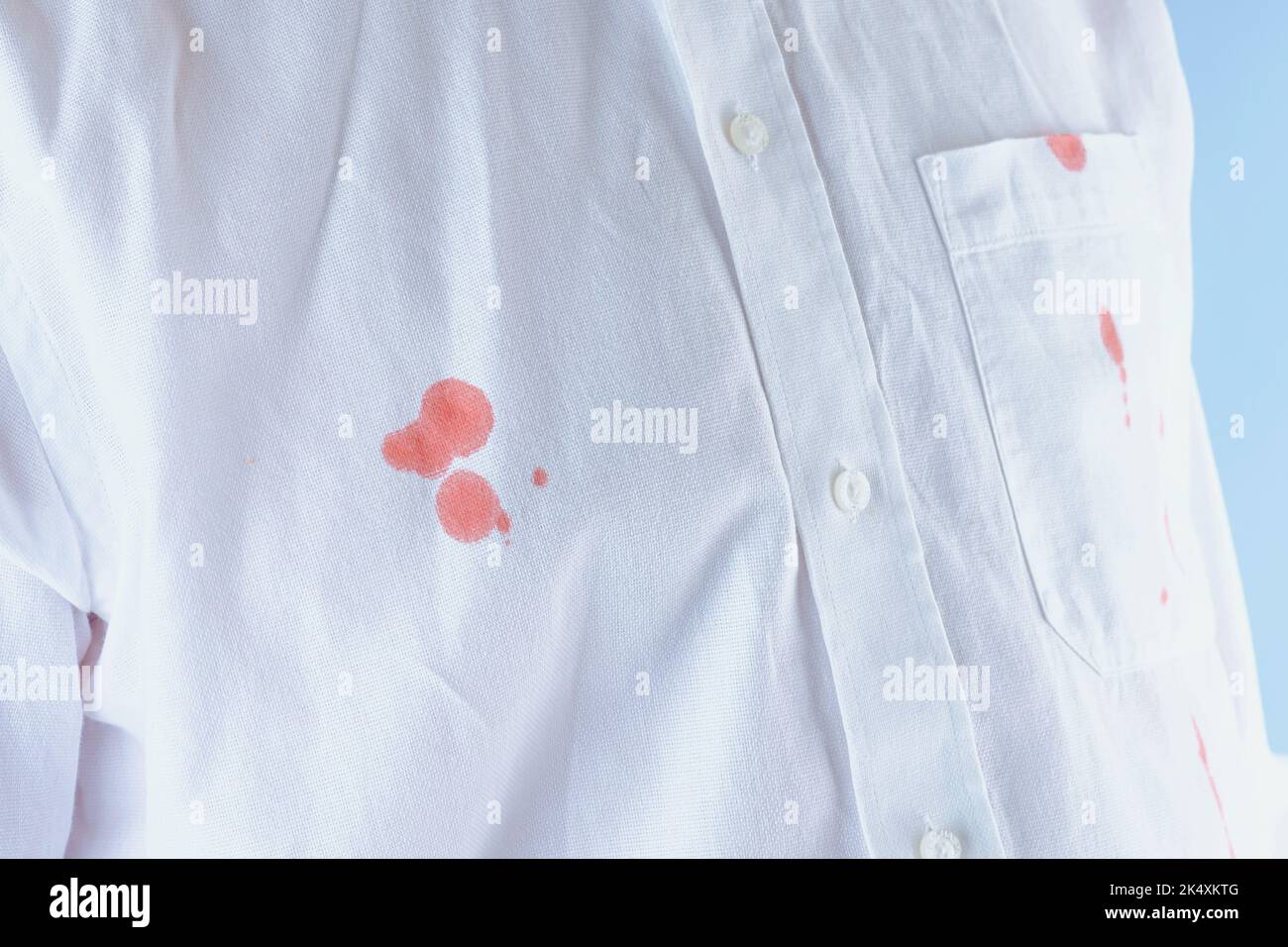 Sangre en la camisa sucia fotografías e imágenes de alta resolución - Alamy