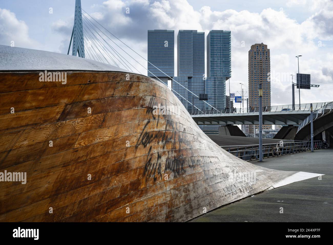 Obra 'Twist & Shout' de Martand Khosla, detrás del Puente Erasmus y los rascacielos, Rotterdam, Holanda del Sur, Holanda, Europa Foto de stock