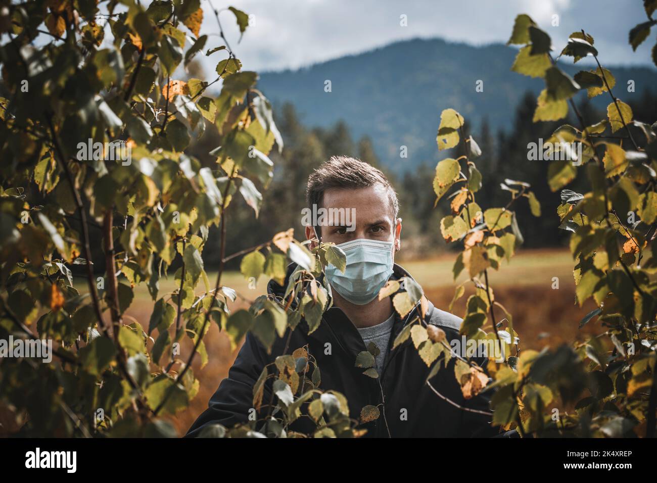 03 de octubre de 2022: Joven con máscara protectora durante la caminata otoñal al aire libre, máscara para protegerse del virus Corona, Covid 19. Símbolo ima Foto de stock