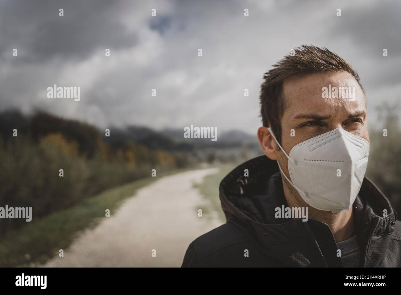 03 de octubre de 2022: El joven lleva la máscara FFP 2 durante la caminata al aire libre del otoño para protegerse contra el coronavirus, Covid 19. Imagen de símbolo Corona Otoño y. Foto de stock