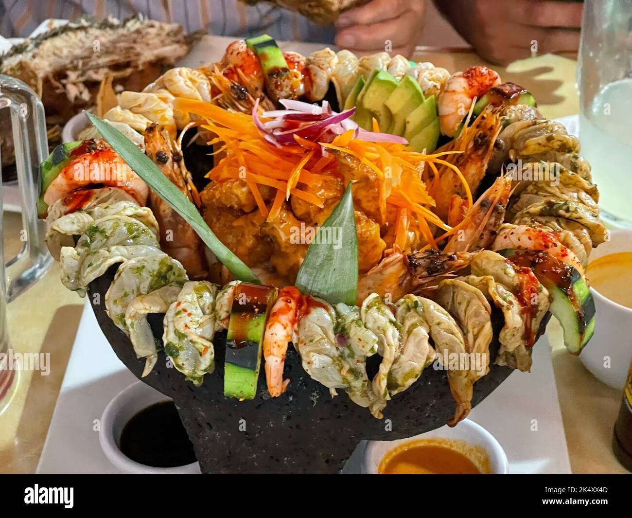 Molcajete con camarones y mariscos, aguachile en un restaurante de la  heroica Ciudad de Juchitán de Zaragoza, conocida simplemente como Juchitán,  es una ciudad ubicada en el estado de Oaxaca, México. Juchitán