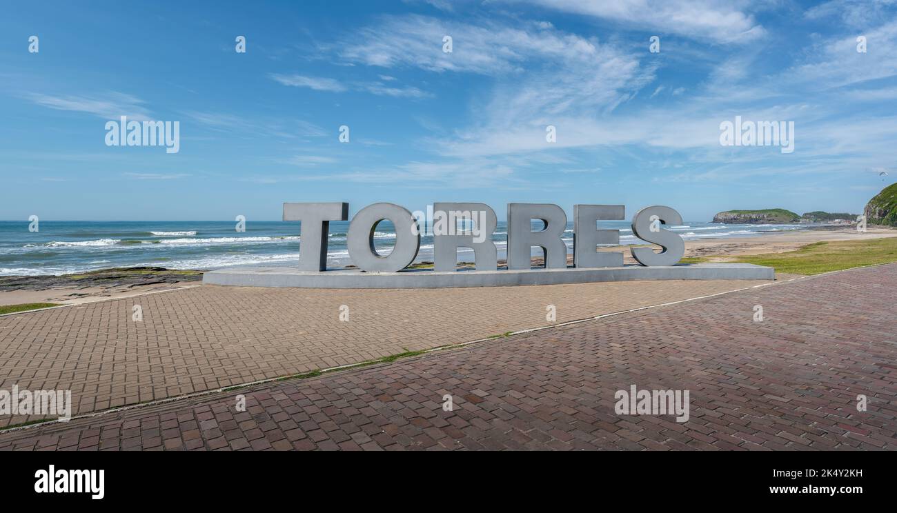 Cartel de la Ciudad de Torres en la Playa Prainha con Cerro Furnas (Morro das Furnas) - Torres, Rio Grande do Sul, Brasil Foto de stock