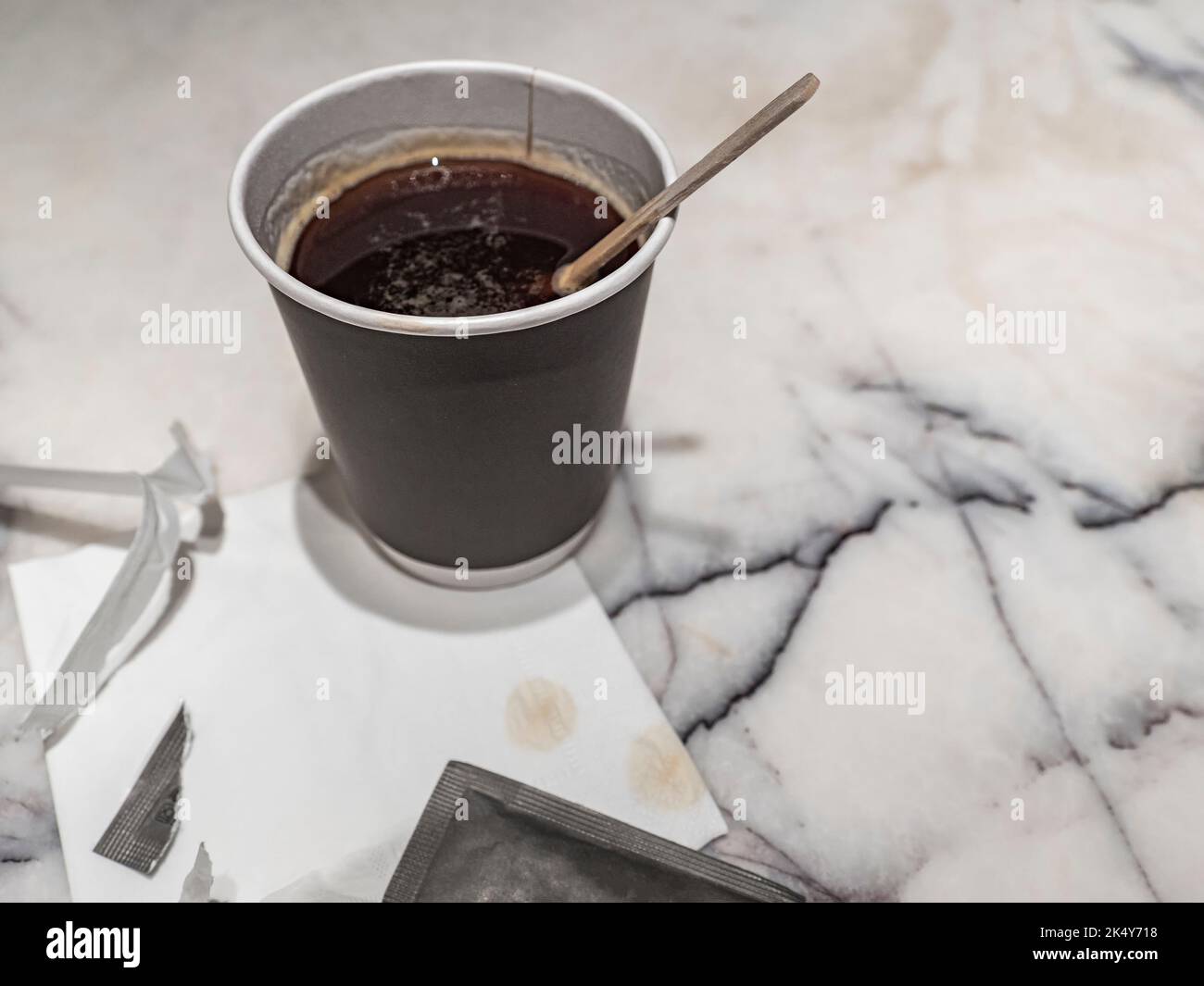 Revolviendo una taza de café fotografías e imágenes de alta resolución -  Alamy