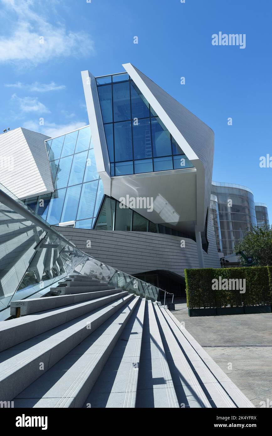 COSTA MESA, CALIFORNIA - 02 OCT 2022: Detalle de la nueva ubicación del Museo de Arte del Condado de Orange, en el Centro Segerstrom para el Campus de las Artes, en la Avenida Foto de stock